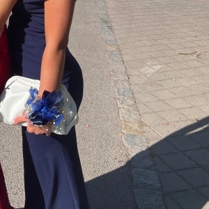 Kuvertväska - Säljer min fina kuvertväska. Använd 1 gång så i väldigt fint skick . Finns även band om man vill ha det. Köpt för 300 