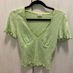 Grön tröja - Jättesöt grön tröja från Pimkie i väldigt bra skick. 