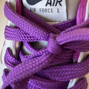 Nike air force 1  - Säljer mina Nike force 1 skor strl 38 i god skick lila /grå