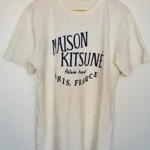 Säljer nu denna feta Maison Kitsune t shirt då jag tyckte att den inte passade. Köpte precis och har bara testat den en gång, så i nytt skick. Storlek L. Nypris 1000 kr. Lite stor i armarna men det är så dessa Mk t shirts är. Hör av er vid frågor !
