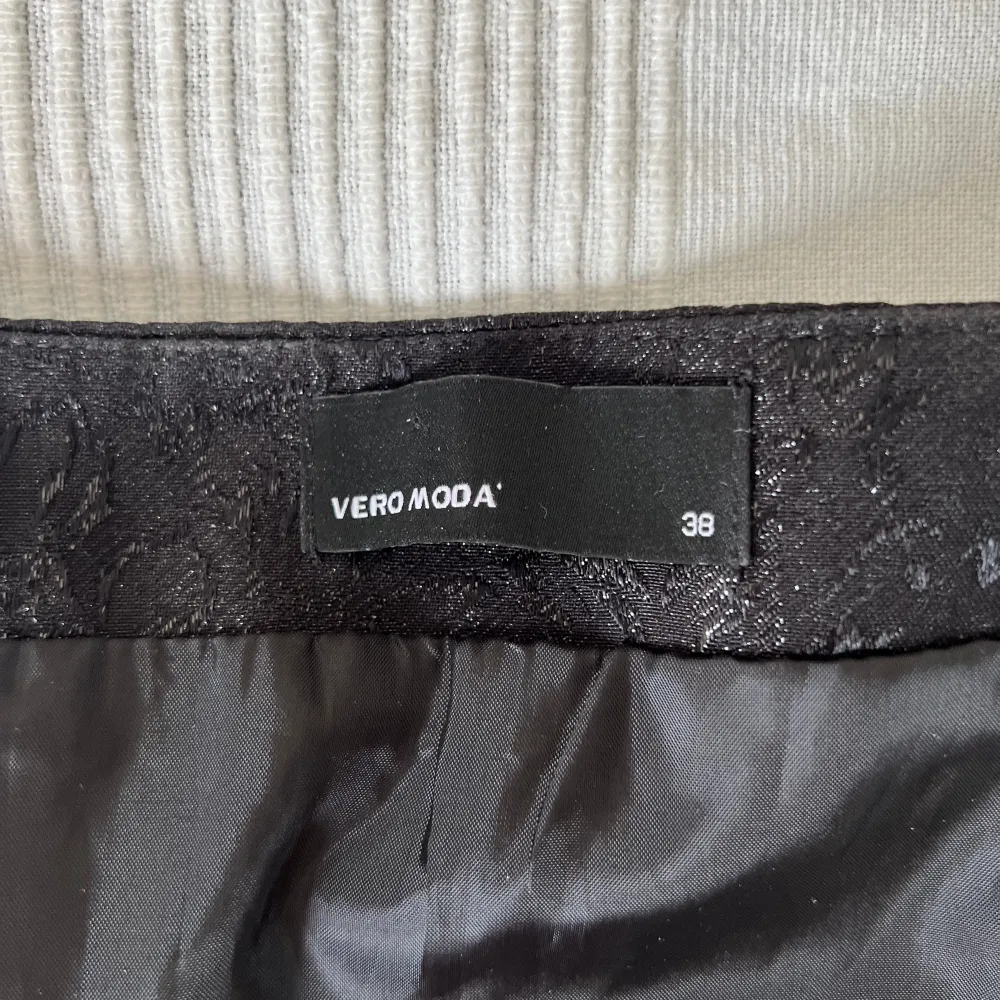 Säljer min svarta Korsetttopp med fina mönster från Vero Moda❣️ sparsamt använd och därför inga defekter. Jeansen på bilden säljer jag också!💕💕. Toppar.