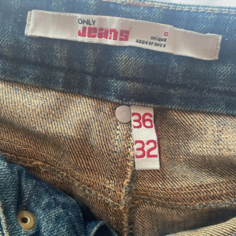 Jättecoola washed Y2k jeans med hjärt design på ena bakfickan från only jeans. Jag är 161cm lång kp för exakta mått!❤️. Jeans & Byxor.