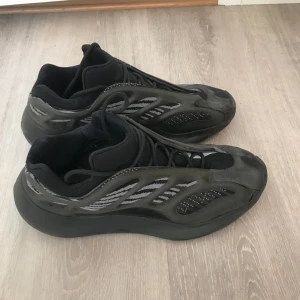 Yeezy 500 i fint skick! - Storlek 45. Sitter som 44/45, original kartongen är tyvärr bortkommen i senaste flytten. Fint skick! 