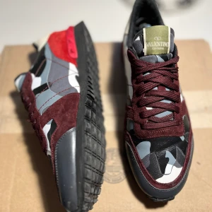 Valentino rockrunners - Tja säljer dessa as feta rockrunners i bra skick då dem är snäppet för stora  Skick: 8/10 Kom dm vid övriga frågor 