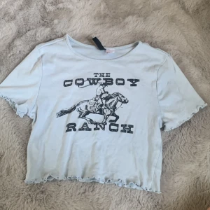 Cowboy topp - Säljer pga ingen användning. Använt väldigt fåtal gånger. Orginalpris: 100. Är i s men funkar för de men xs eller xxs💕 