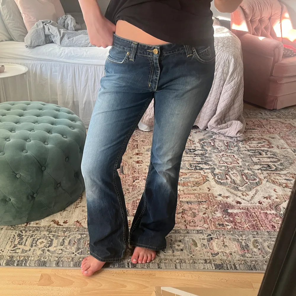 Superfina lågmidjade jeans från lee, sitter fint oversized på mig som vanligtvis har 36❣️. Jeans & Byxor.