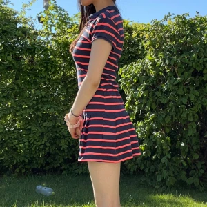 Pique klänning - Söt pique klänning som passar bra till sommaren. Klänningen är från Hampton Republic och är i bra skick. Stl: 158-164 barn men passar även vuxen XS