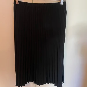 Kjol - Jättefin lång kjol från Gina Tricot i storlek 38. Använd fåtal gånger 