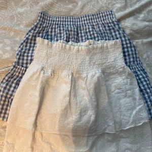 Två-pack kjolar - Köp båda kjolarna för 150kr eller en av dem för 100kr! Båda är från zalando och är i storlek S. Den vita går att vika ner så att den blir lågmidjad se bild 4. 