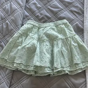 Superfin grön zara kjol u stolek 164. Är i väldigt gott skick och säljer den pågrund uta av jag inte använder den, används typ 5 gånger 🩷 Vid snabbt köp kan diskutera pris💗