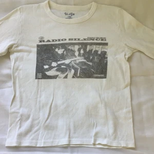 Vit långärmad tröja med tryck💞⚡️🌟 - Snygg långärmad tröja med svart tryck i storlek XS-S!! Den är från brandy Melville och tyvärr har trycket börjat fadea bort men annars bra skick❤️‍🔥Kom privat för hela frakten och hela betalningen sker via swish💘💕