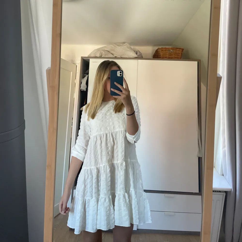 Söt vit sommarklänning från Zara  Lite sminkfläckar på insidan av klänningen (inget synligt utanför) därför ett bra pris  Storlek XS. Klänningar.