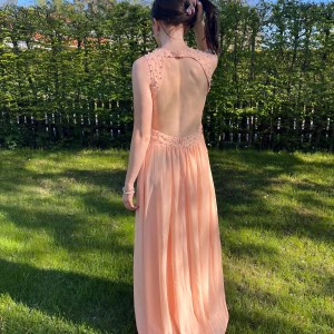Rosa balklänning - Jättefin balklänning med öppen rygg och vackra detaljer med pärlor och bling. Bra skick. Jag köpte den av någon som aldrig använt den och har själv aldrig använt den. För referens så är jag på bilden 174. Från märket NLY eve storlek 34