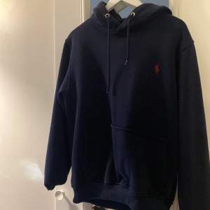 Superfin mörkblå ralph lauren hoodie. Använd ganska flitigt men trots det väldigt bra skick. 