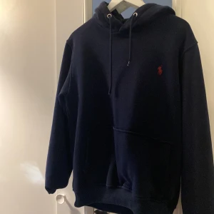 Mörkblå Ralph Lauren Hoodie - Superfin mörkblå ralph lauren hoodie. Använd ganska flitigt men trots det väldigt bra skick. 