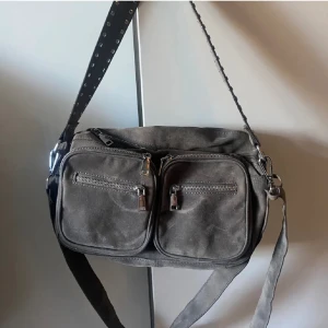 Väska Noella - Superfin väska köpt här på plick. Rymlig med fina detaljer! Sparsamt använd.