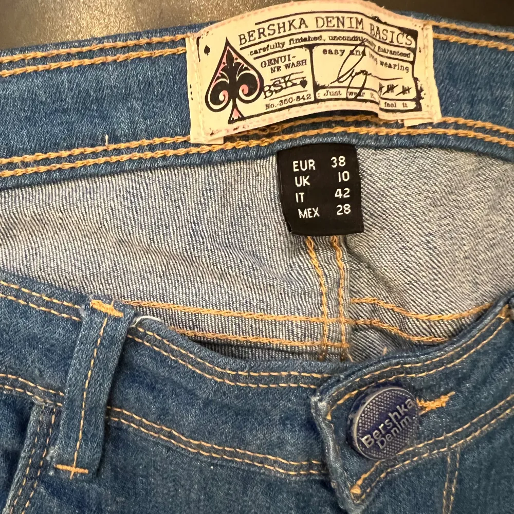 Mellanblå superstretchiga stuprörsjeans med låg midja i mycket bra skick Storlek 38. Jeans & Byxor.