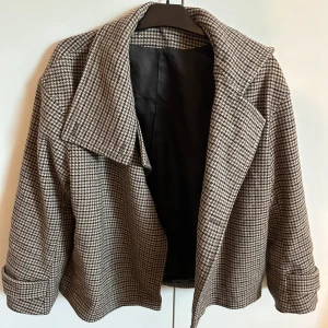 Arket jacka - Säljer denna jacka ifrån arket perfekt till sommaren och hösten! Väldigt bra skick!