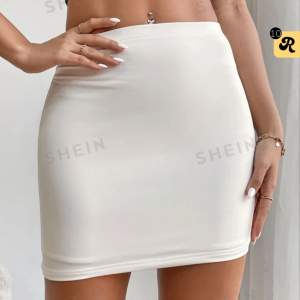 En fin vit kjol från shein som är helt oanvänd. Säljer då den är lite för liten till mig. Den är i xs