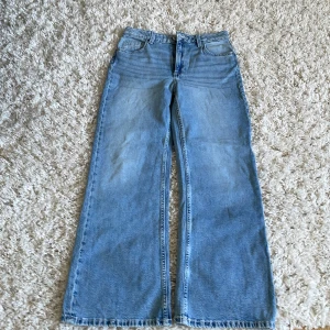 Jeans  - Ett par straight jeans från H&M. Jag säljer eftersom att de inte passar mig längre (de är nästan oanvända).  Orginalpris är 299kr.