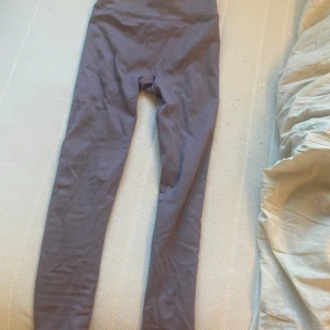 Lila tights - Fina lila tights i bra skick.💓 Storleken är S och passar i längd på mig som är 168🫶🏼