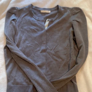 Grå kofta - Jätte fin grå kofta med knappar som har ”puffiga” axlar och formar sig bra efter kroppen 🤍