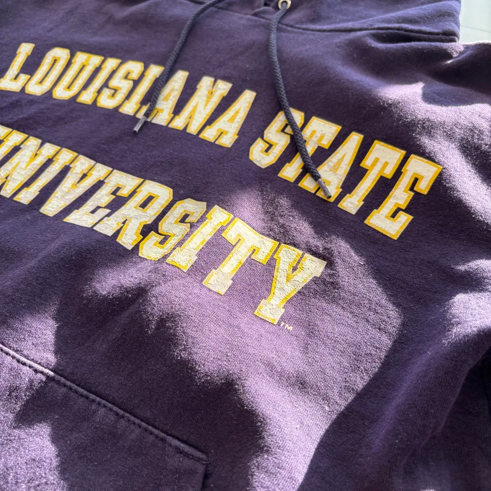 Säljer en superfin och trendig champion Lousiana State university vintage hoodie i lila färg. Storlek S.. Hoodies.