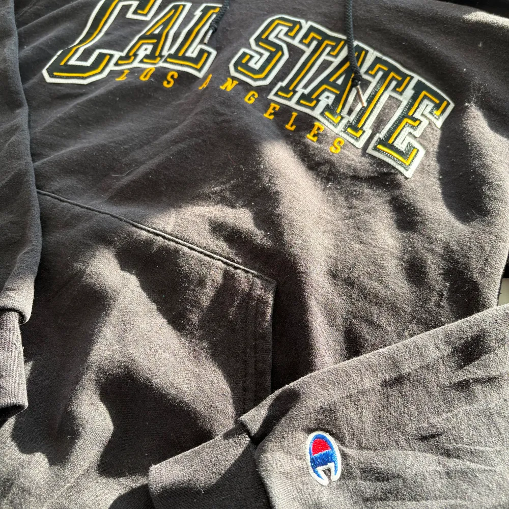 Säljer en superfin svart hoodie från Champion med Cal State tryck. Svart färg! Storlek S. Hoodies.