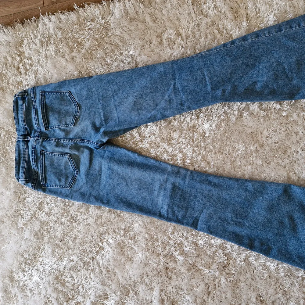 Utsvängda jeans i storleken xs i ett ganska bra skick använda ett par gånger . Jeans & Byxor.