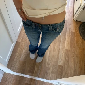 Lågmidjade Bootcut jeans💞 - Lågmidjade Bootcut jeans från indian rose som inte kommer till användning längre💞 den ända defekten jeansen har är att det saknas en knapp på en av bakfickorna men det är inget man tänker på🫶🏽