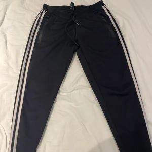 Adidas mjukisbyxor  - Använd ett par gånger men kan fortfarande användas igen 