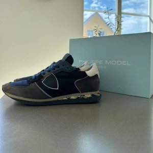 Philippe Model skor ( trainer ) - ( INTRESSEKOLL) ett par sjukt snygga philippe model trainer i en blå färg. Allt og tillkommer. skicket är 8/10. om ni har frågor osv så hör av er🤩