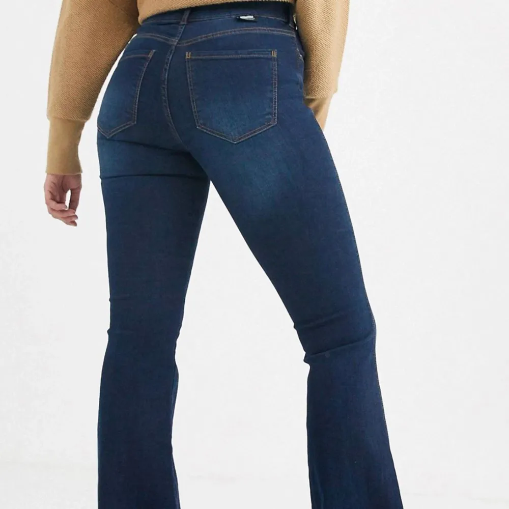 Hej säljer dessa jätte fina jeans i en unik mörkblå färg från dr denim! Dom är mid Waist och i jätte bra skick! Köpta för 650kr! . Jeans & Byxor.