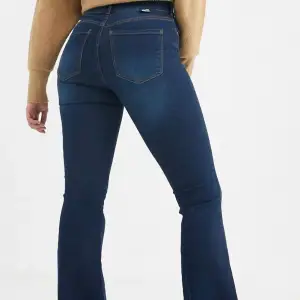 Hej säljer dessa jätte fina jeans i en unik mörkblå färg från dr denim! Dom är mid Waist och i jätte bra skick! Köpta för 650kr! 