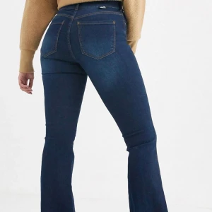 Dr denim jeans macy - Hej säljer dessa jätte fina jeans i en unik mörkblå färg från dr denim! Dom är mid Waist och i jätte bra skick! Köpta för 650kr! 