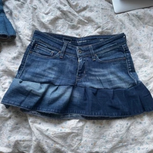 Volang kjol  - Säljer denna super söta volang kjolen som är köpt secondhand 🔥🥰midjemått rakt över är ca 38 cm 3dje bilden är med ett filter på