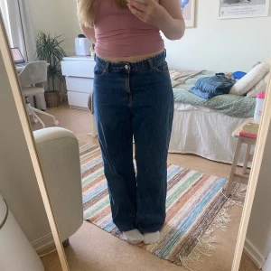 Monki jeans - Mörkblå jeans från Monki med medel/hög midja (beroende på passform). De är skräddarsydda för att passa mig som är 160cm lång. Bra skick!☀️