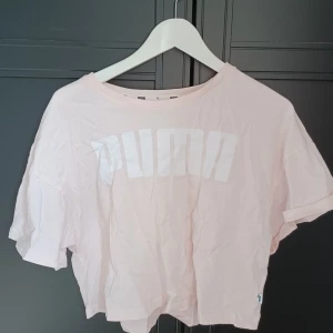 Korttröja  - Kort ljusarosa pumatröja