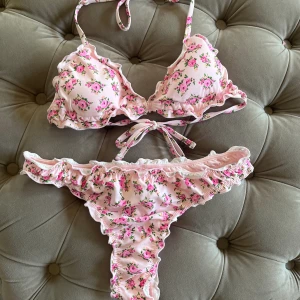 Bikini - Sååå fin blommig bikini!! Använd typ 1 gång men såklart tvättad!! Som ny!!🌸🌸💞