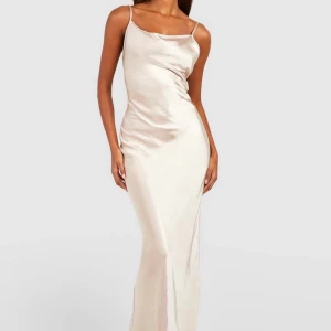 Balklänning  - Superfin champagne färgad Balklänning från Boohoo💞 nyskick, säljer gör jag har köpt en annan klänning. Skickar klänningen fort!💞