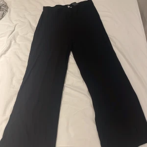 Mjuka svarta byxor  - Använd 1-2 gånger men i bra skick, mjuka och bra material, perfekt till sommaren 