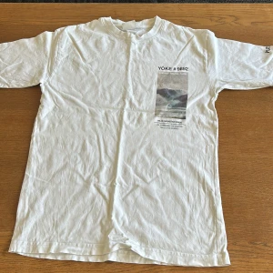 T shirt Reflections XS - T shirt från Yunkyard. Nästan aldrig använd. XS men sitter som en S och upp mot M.