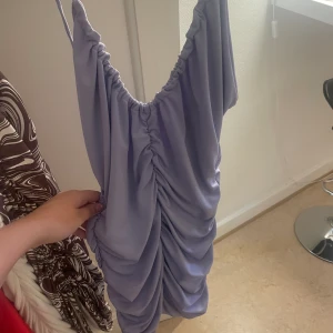 Klänning - Storlek S Aldrig använd Lila figursydd klänning med tjockar material så kroppen formas fint.