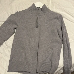 J Lindeberg tröja  - Storlek xL men krypet väldigt mycket då min mamma råkade torktumla den så den är väldigt liten skulle chansa på eller xs nu 