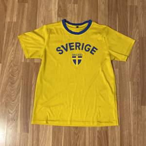 Sverige tröja kortärmad tröja. Storlek small ( passar 14-16 åringar ). 