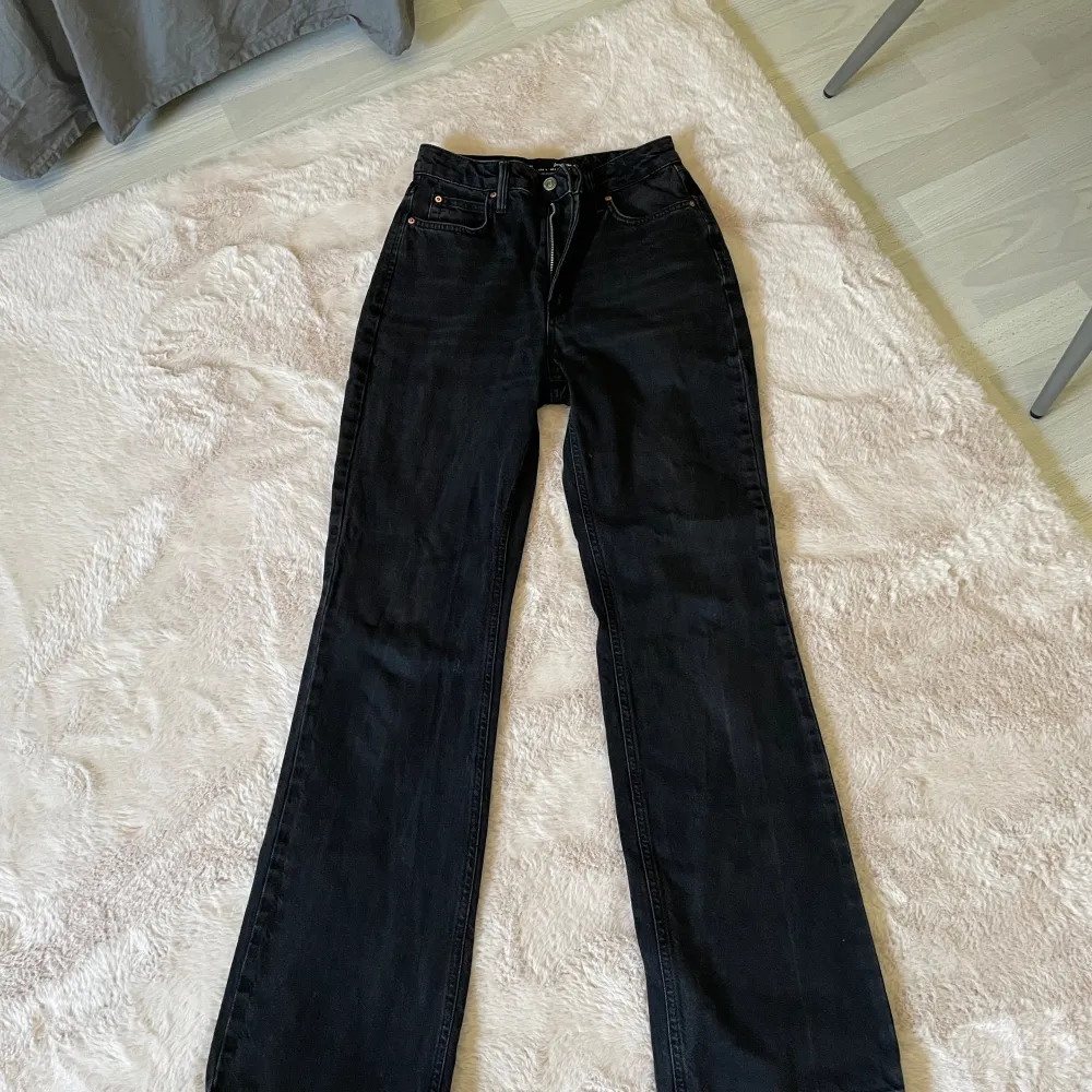 Svarta straight jeans som är köpta från asos. Storlek 36🩷 knappt använda så jättefint skick men dragkedjan kan strula och åka upp några centimeter.. Jeans & Byxor.