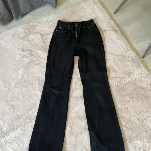 Svarta straight jeans som är köpta från asos. Storlek 36🩷 knappt använda så jättefint skick men dragkedjan kan strula och åka upp några centimeter.