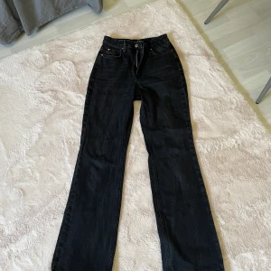 Svarta straight jeans  - Svarta straight jeans som är köpta från asos. Storlek 36🩷 knappt använda så jättefint skick men dragkedjan kan strula och åka upp några centimeter.