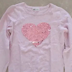 Sweetshirt tröja från HM i storlek 134/140, ljusrosa med en paljett hjärta på magen som också är vändbara