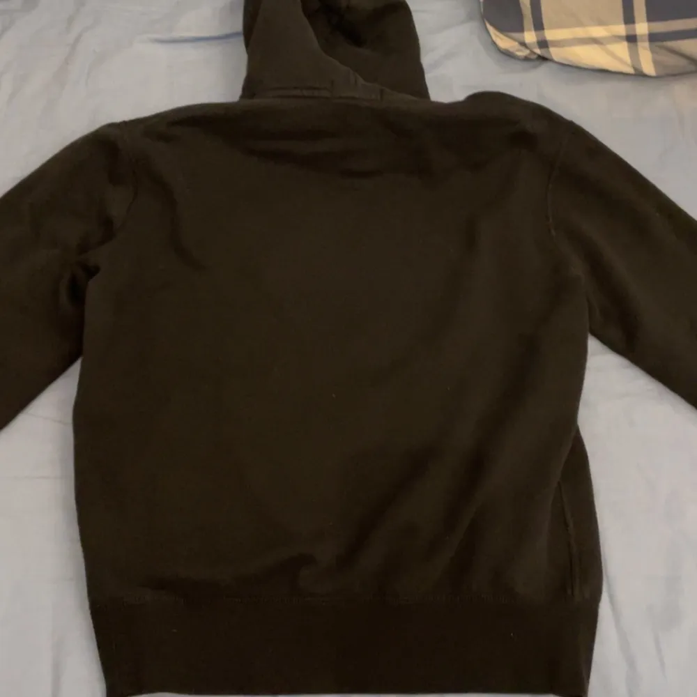 10/10 ralph lauren hoodie som är storlek XS men passar S, inga fel alls. Den är köpt för 1900kr.. Hoodies.